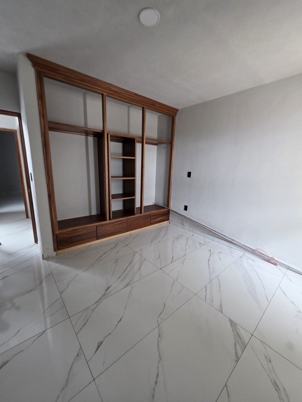 Clóset de madera de parota a medida en recámara principal