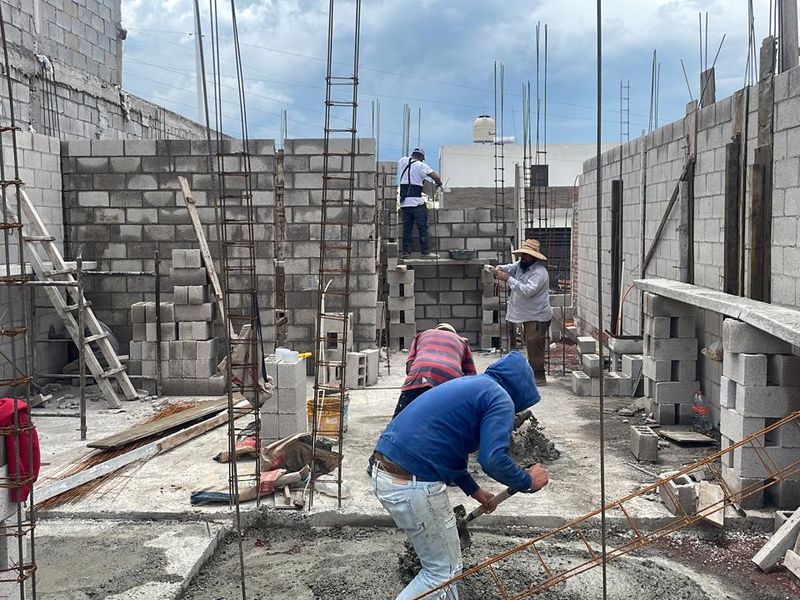 Muros de block y castillos armados en la obra de Casa Océano Índico