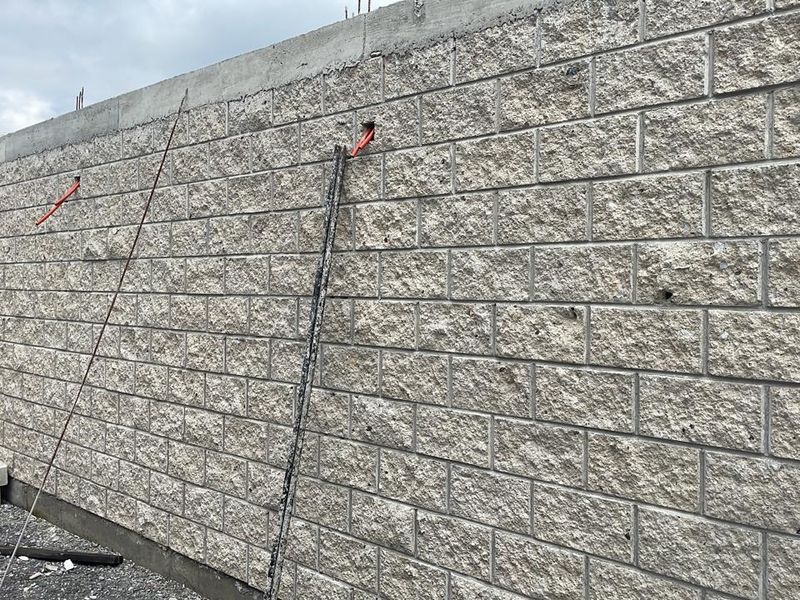 Barda de block texturizado con cadena de cerramiento