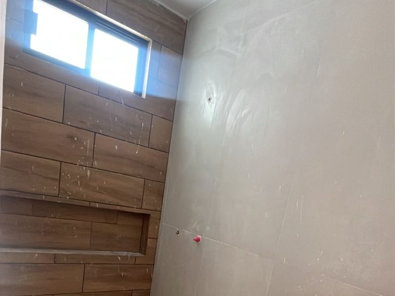 Baño con nicho y recubrimiento tipo madera