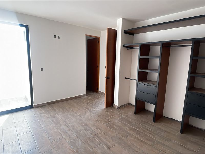 Clósets abiertos de madera y herrería negra